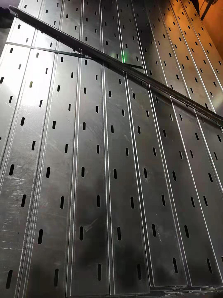 托盤式橋架以自身適配回應(yīng)實(shí)際需求